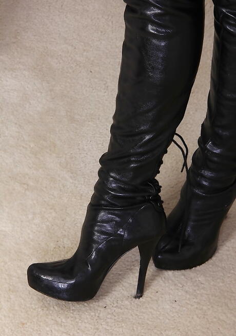 Sylphlike teen Niki Porter makes some hot foot fetish action 