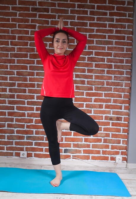 Enchanting brunette milf Di Devi show some foot fetish 